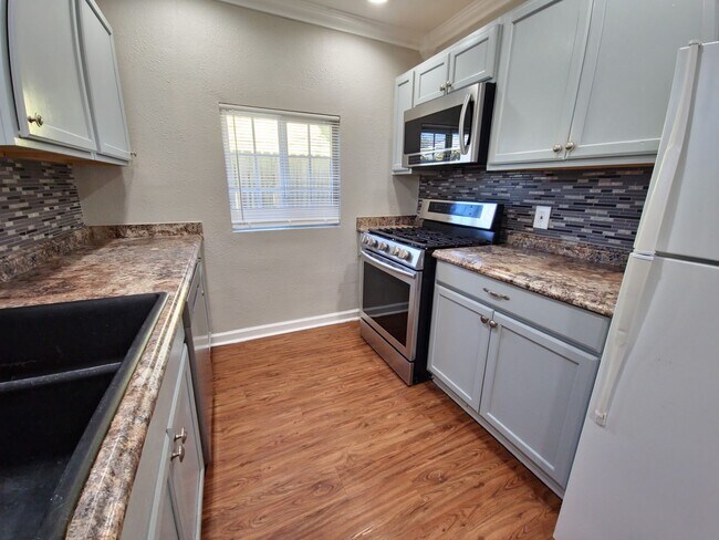Building Photo - Spacious 3/2 home in South Austin