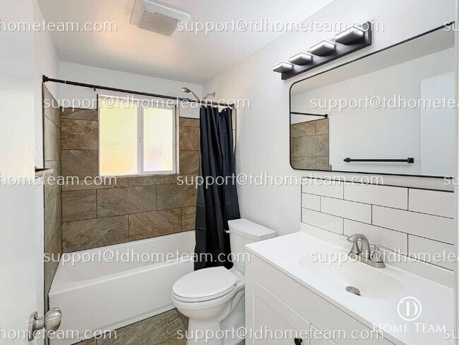 Building Photo - "Charming 4-Bed Retreat in Renton – Cozy Living, Prime Location!"