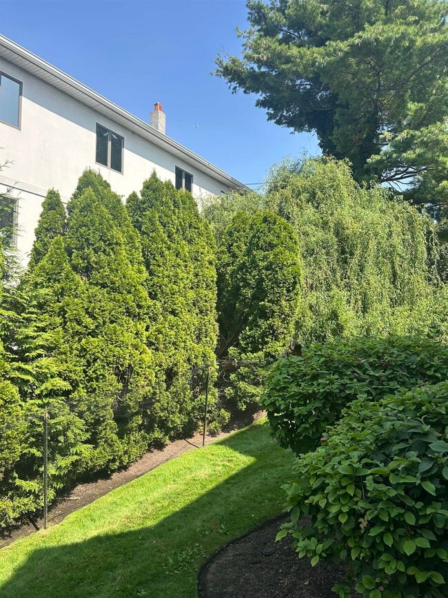 Building Photo - 302 Grand Ridge Dr