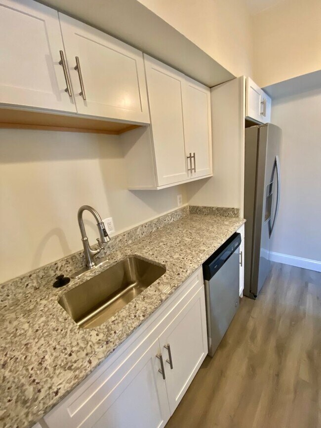 Building Photo - Large  Sunny Dupont Circle 2 bed 2 bath Ap...