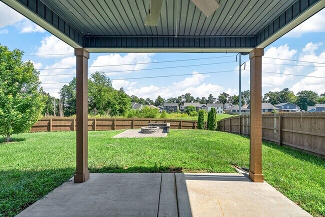 Building Photo - Pet Friendly Three Bedroom with Bonus!