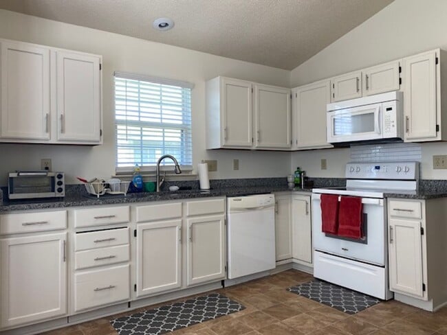 Building Photo - Ranch 3 bed, 2 bath Ranch with fenced yard...