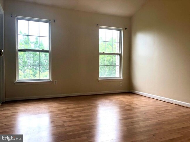 Building Photo - 614 Eisenhower Dr