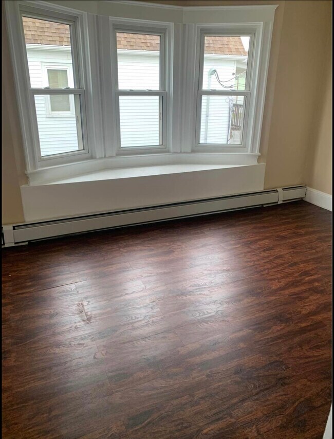 Middle bedroom - 382 E Grove St