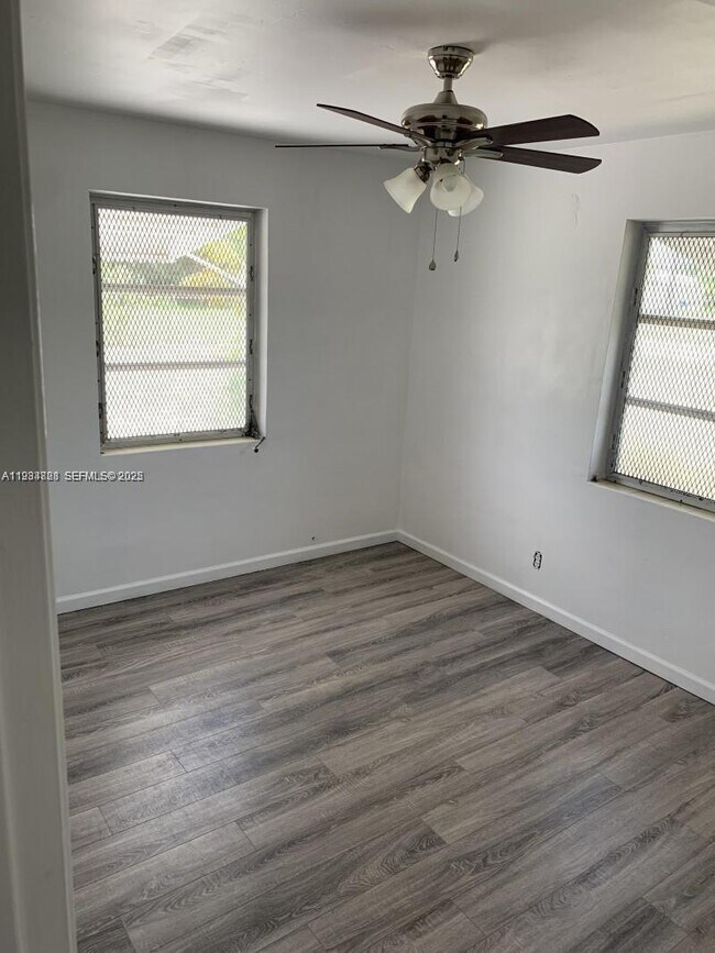 Building Photo - 707 Greenbriar Dr