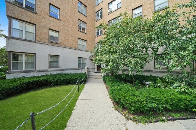 Building Photo - 2610 W Balmoral Ave
