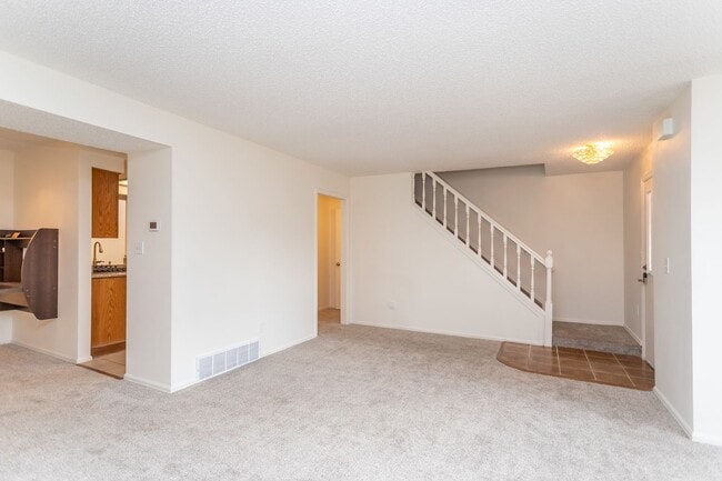 Building Photo - Beautifully Maintained Townhome with Fantastic Amenities