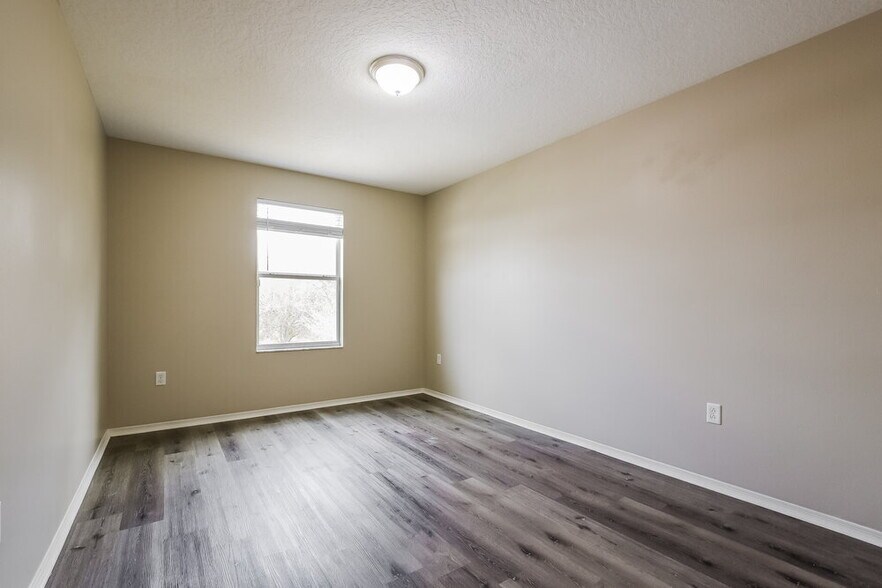 Building Photo - 13501 Laranja St