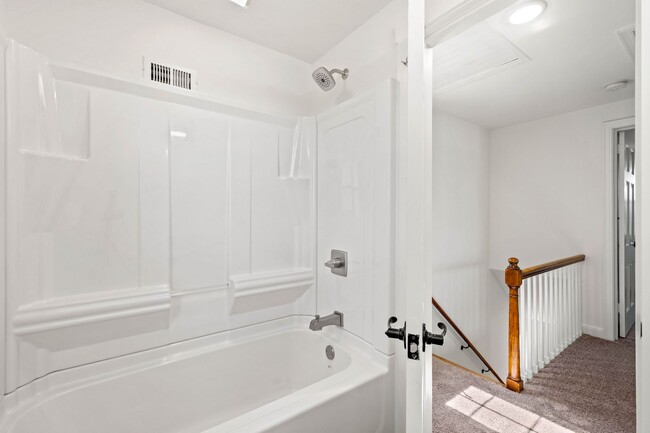 Building Photo - AVAILABLE JULY 1ST!! Don't miss this STUNNING 3 bedroom!