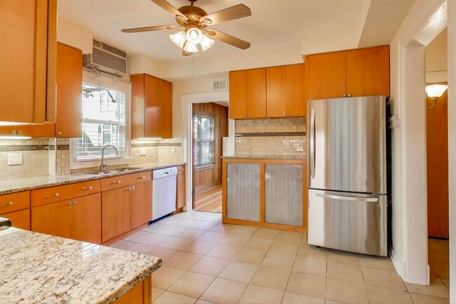 Building Photo - 916 Pleasant St