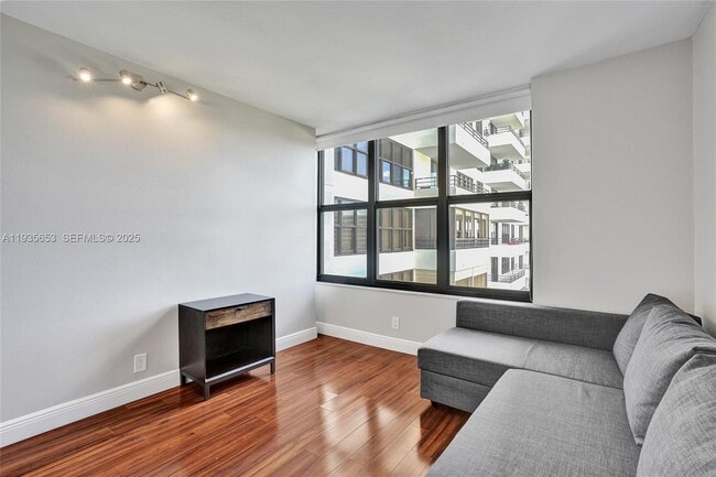 Building Photo - 2500 Parkview Dr