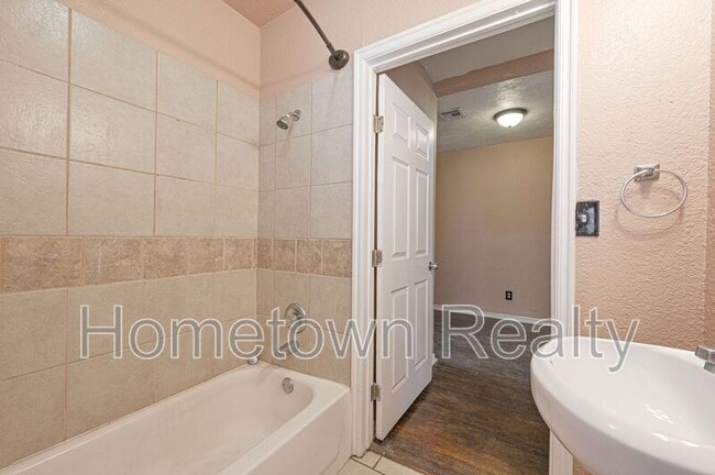 Building Photo - 1605 NW 29th St