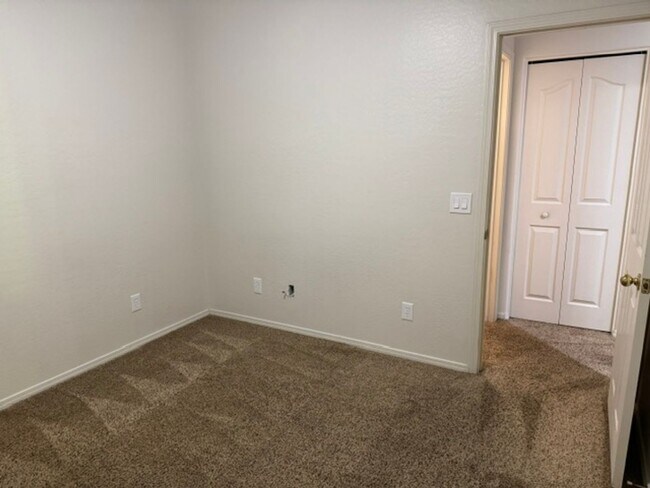 Building Photo - 4964 Summit Cir