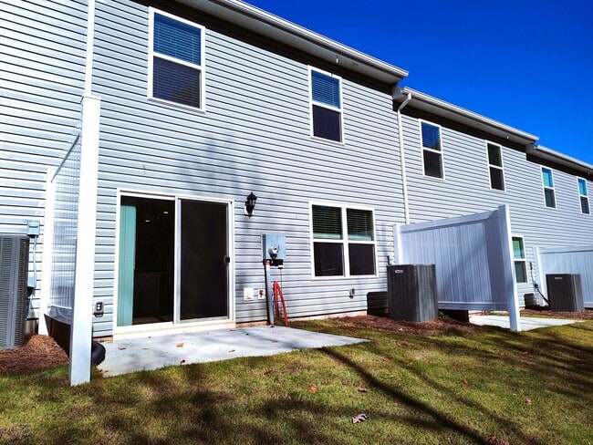 Building Photo - Gorgeous , New Townhome  located in Mallar...