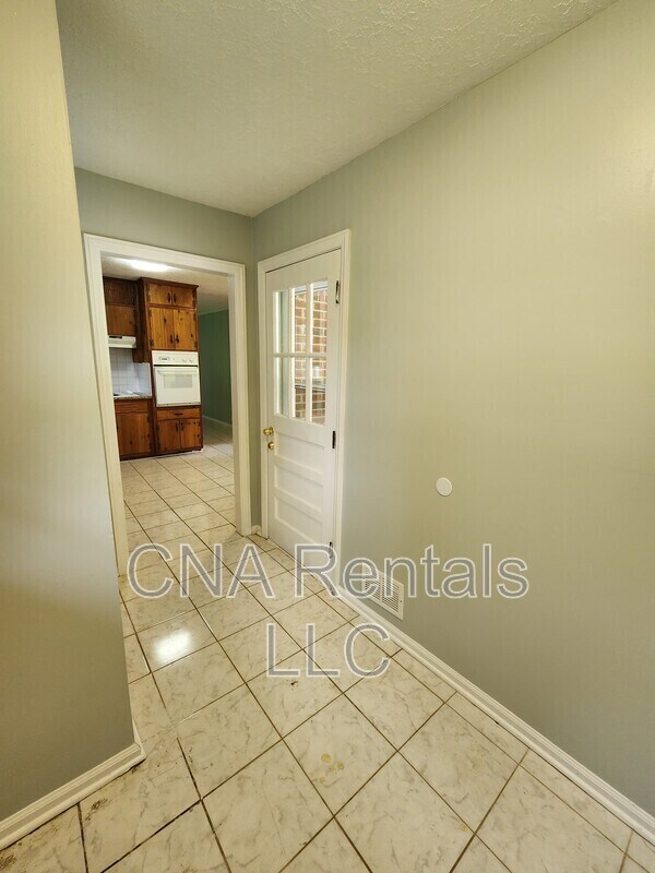 Building Photo - 626 Honeybear Ln
