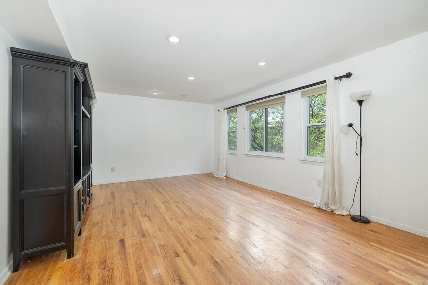 Building Photo - 743 10th St