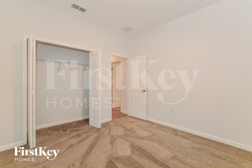 Building Photo - 1050 E Lombardy Dr