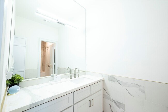 Building Photo - 4744 Post Oak Timber Dr