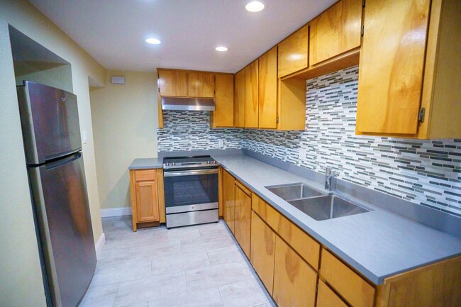 Building Photo - In-Unit Laundry! Spacious 1-Bedroom, 1-Bat...