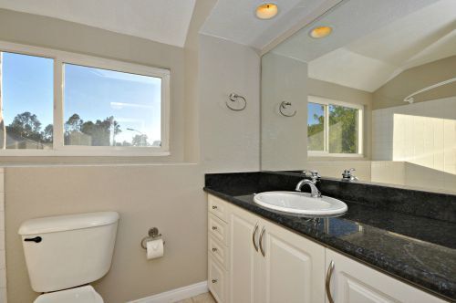 Building Photo - Gorgeous 2 Bedroom/2 Bathroom Condo with L...