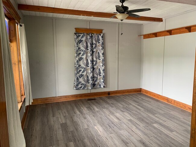 Building Photo - 256 E 5th St