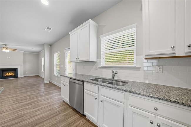 Building Photo - 33 N Village Cir