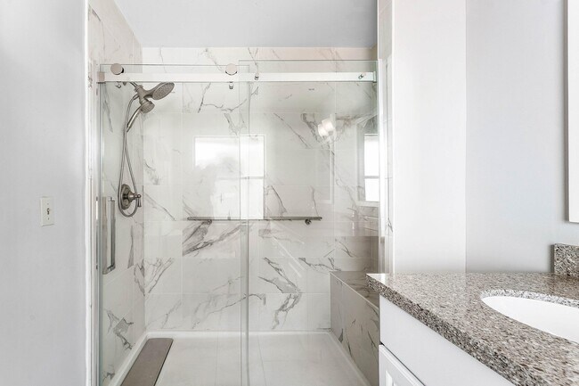 Building Photo - 816 Windermere Way