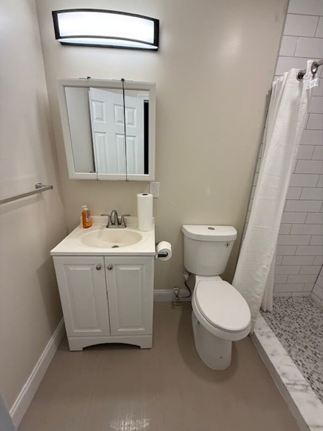 Building Photo - Beautifully Renovated!  Large, Spacious Rooms! W/D Hook-Up! Available Now!