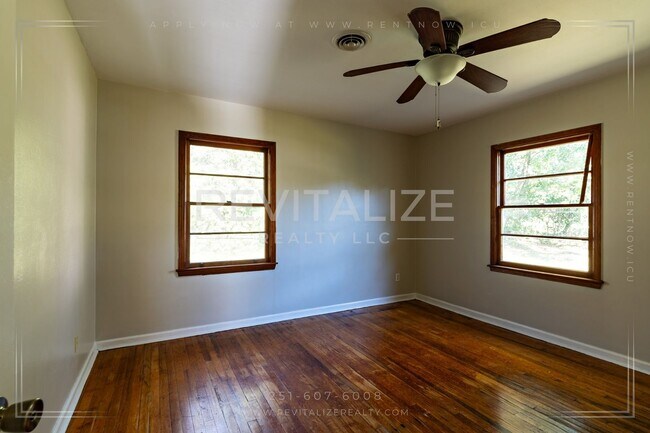 Building Photo - **Reduced Price** Adorable 3 Bedroom/1 Bat...