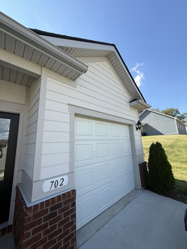 Building Photo - 702 Samuel Dr