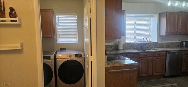 Building Photo - 96 Quiet Desert Ln