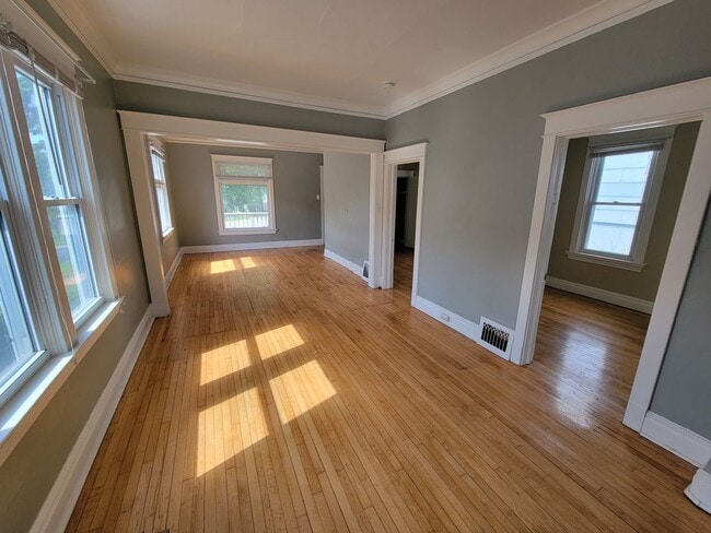 Building Photo - AVAILABLE AUGUST - 2 BED 1 BATH