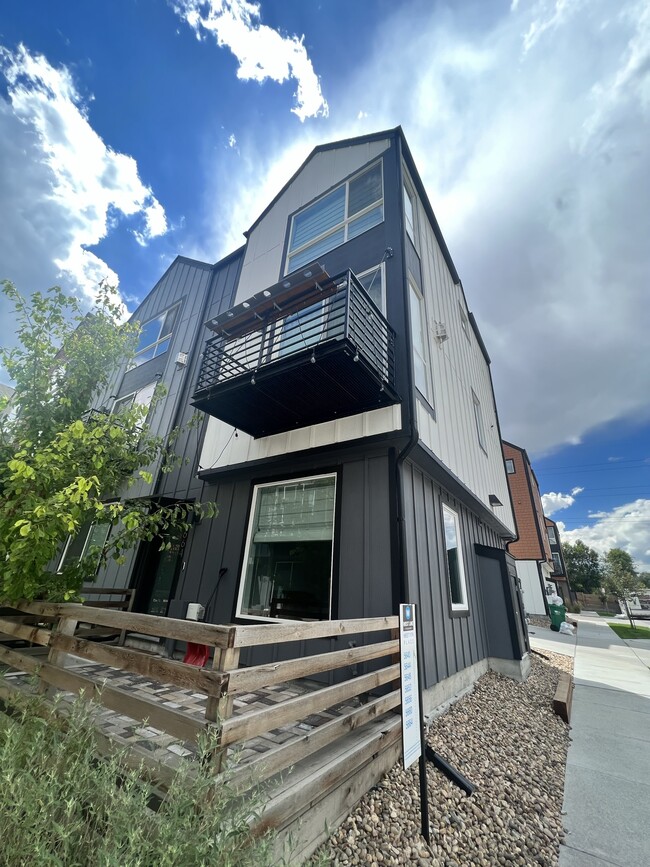 Building Photo - 5664 W 11th Pl