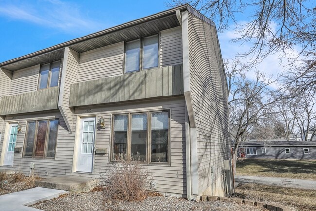 Building Photo - Rent: Maintenance Free Living in a Great L...