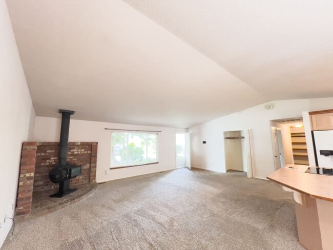 Building Photo - 3 bedroom rambler on corner lot
