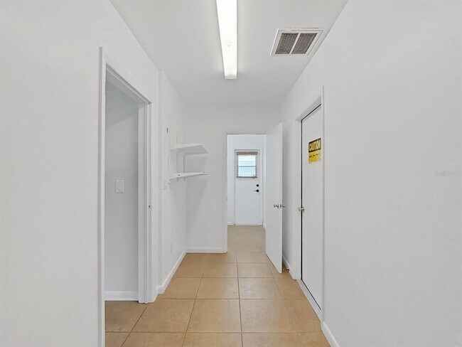 Building Photo - 1701 Laurie Ln