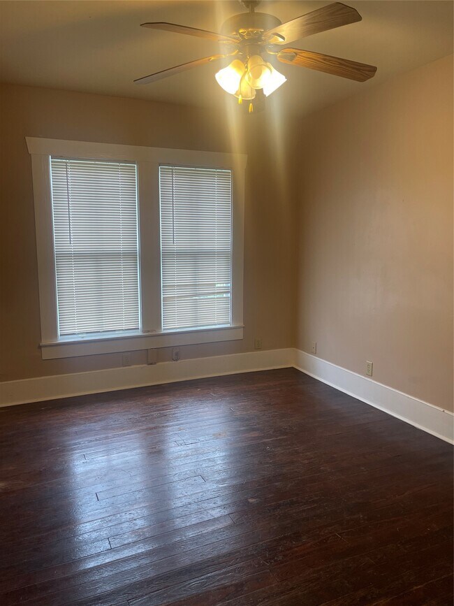 Building Photo - 707 Avenue J