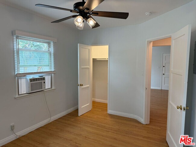 Building Photo - 4123 W Toluca Lake Ave