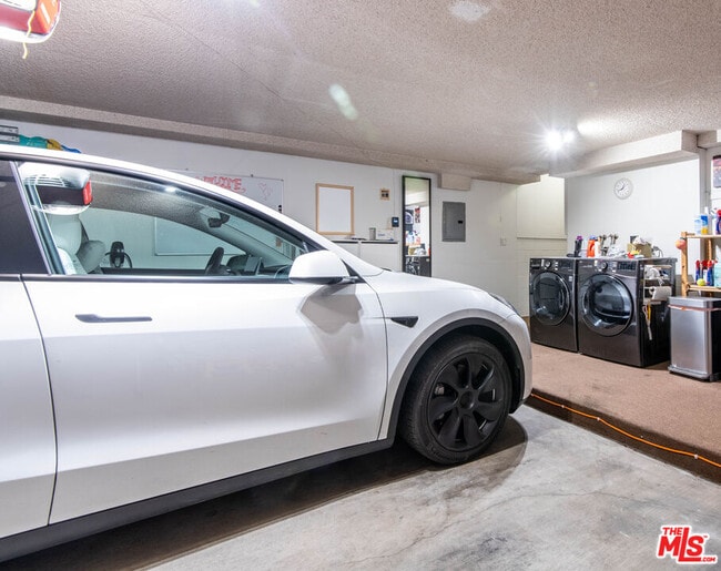 Building Photo - 5848 Canterbury Dr