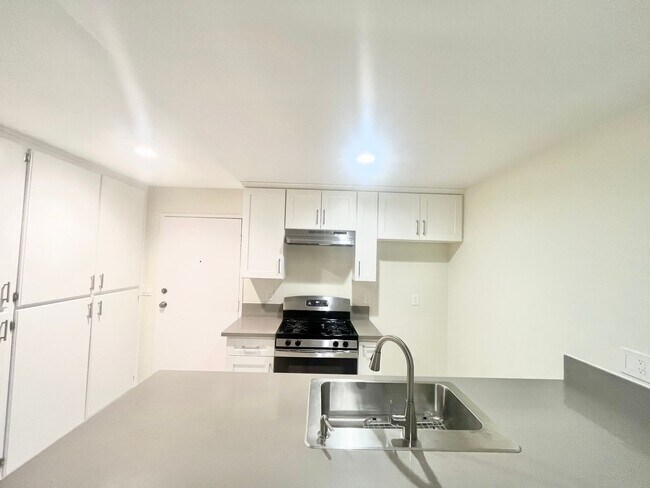 Building Photo - Glenoaks Apartments