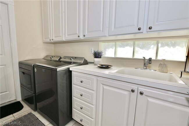 Building Photo - 5495 Freeport Ln