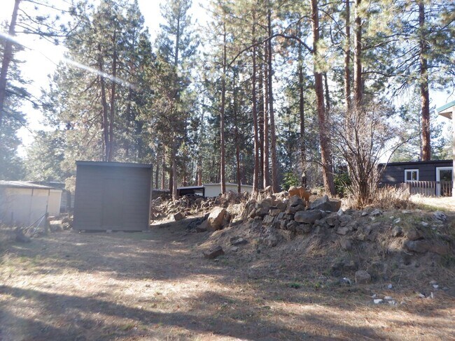 Building Photo - Remodeled SW Bend Single Level Home on Spa...