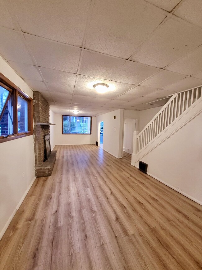 Building Photo - Large 3BR, 1BA AVAILABLE NOW! Apply Today!