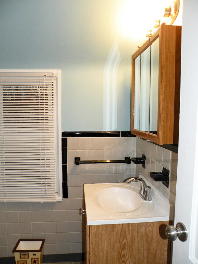 Building Photo - Renovated 3 Bedroom Colonial!