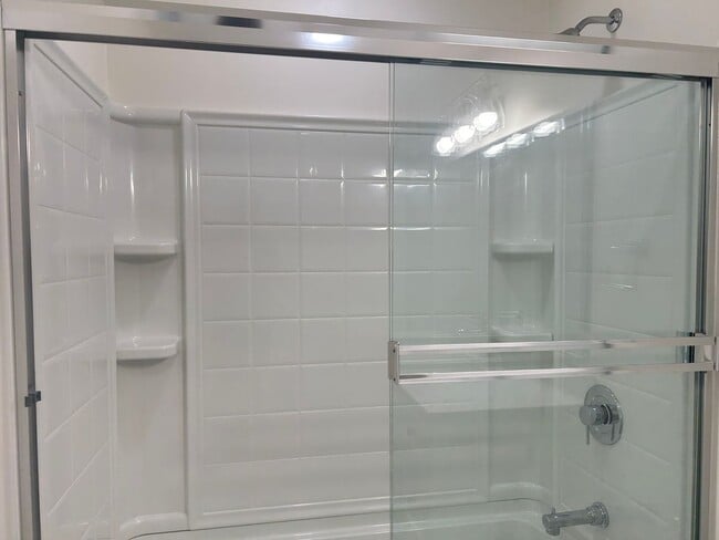 Building Photo - Spacious Newly Remodeled Townhome in Bonsa...