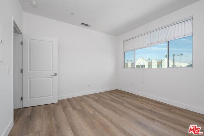 Building Photo - 1183 Crenshaw Blvd