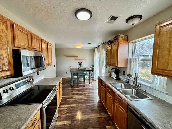 Building Photo - Spacious 2 Bed 2.5 Bath Townhouse in Northeast Fort Collins