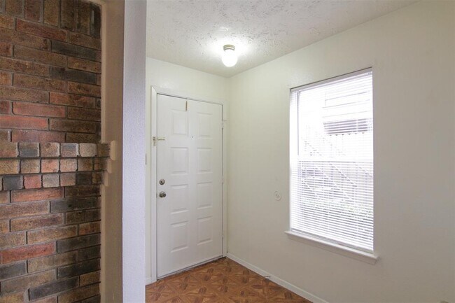 Building Photo - 10555 Turtlewood Ct