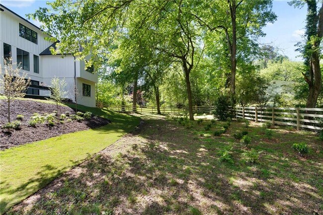 Building Photo - 312 Meadow Dr
