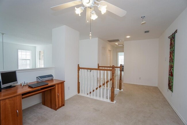 Building Photo - 1131 Enclave Square E
